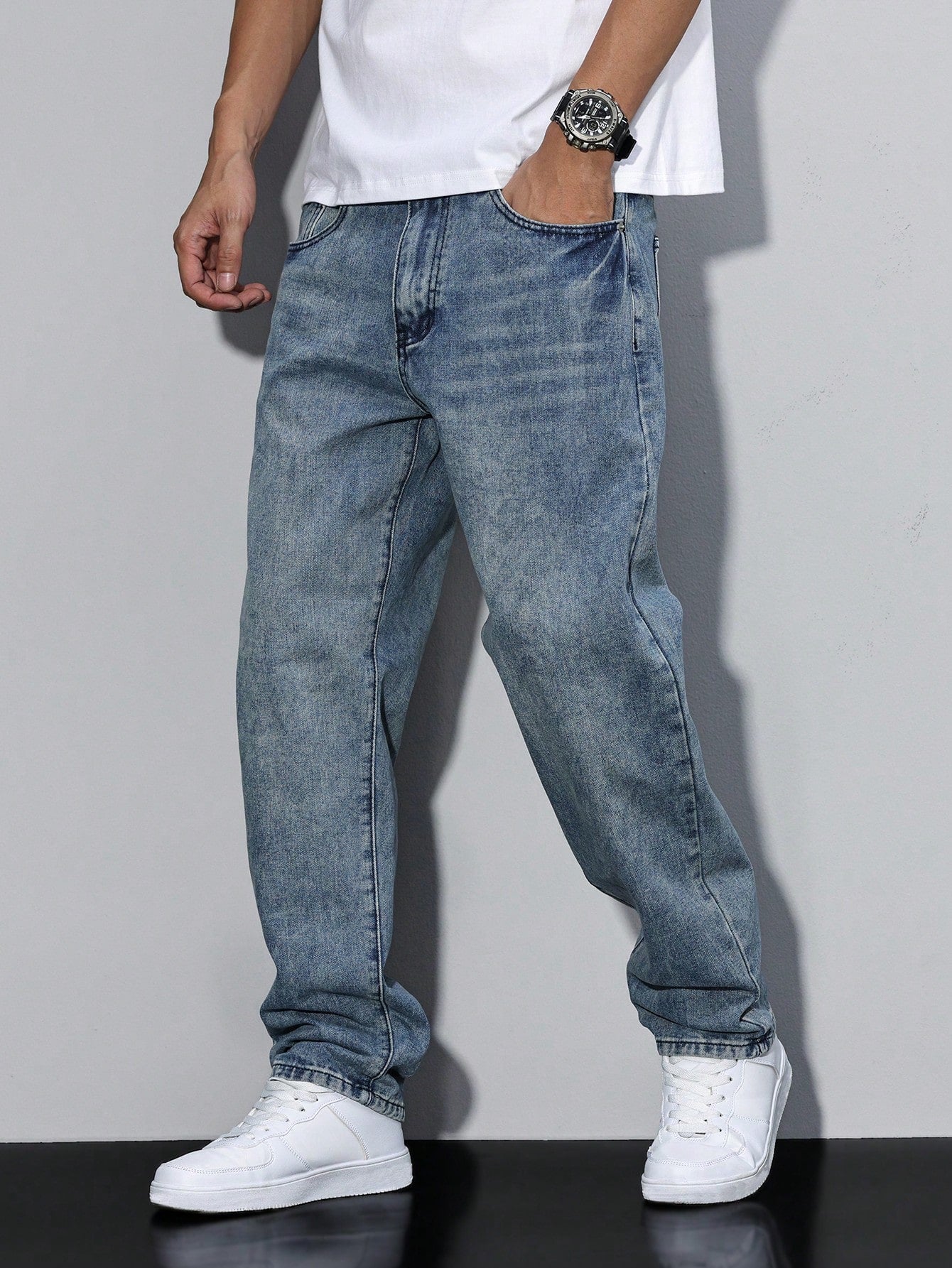 Jack casual straight-leg jeans in light blue wash, front detail